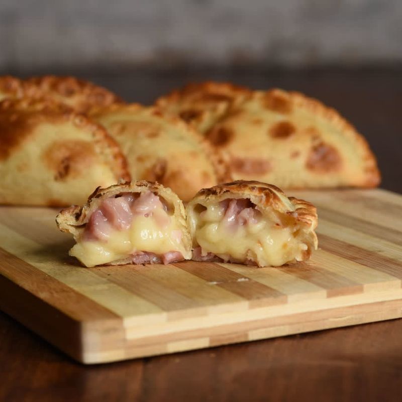 EMPANADA BACON Y QUESO